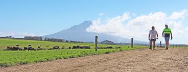 StockRock Shane Smith with Farmer Mark Muller on farm Taranaki2